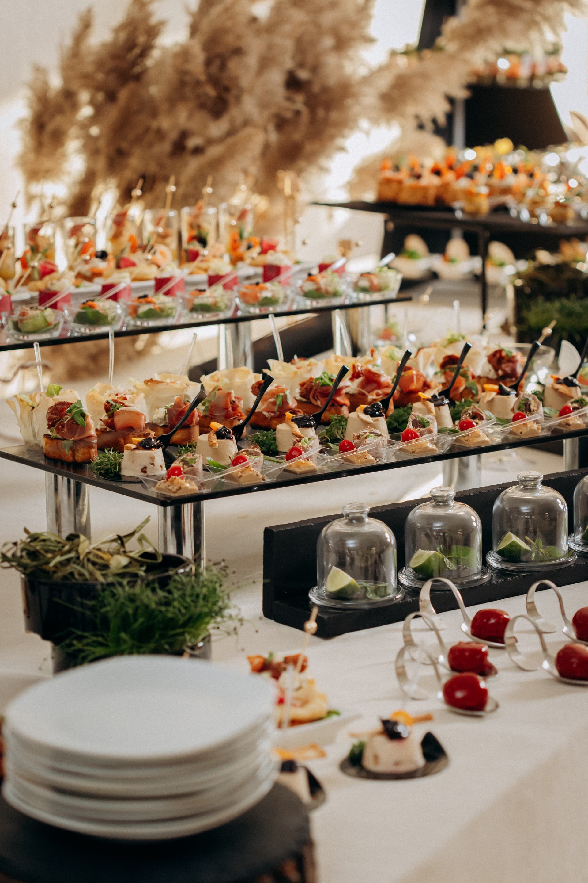 Assortment de snacks em buffet festivo